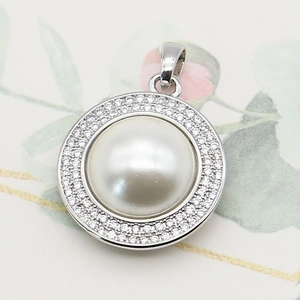 Pendentif rond élégant plaqué argent avec grande perle et cristaux de zircon micro-pave