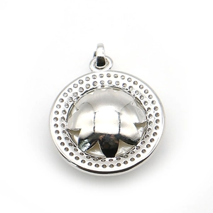 Pendentif en nacre argentée avec centre en forme d'étoile et contour en métal perlé