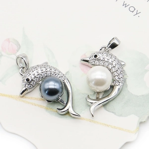 Zilveren dolfijn hanger ketting met schitterende zirkonia en elegante parel accenten
