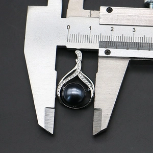 Makroaufnahme eines 15mm Perlenanhängers, gemessen mit einem Präzisionsmessschieber