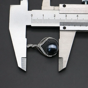 Detailansicht der 26 mm Breite einer Spitzen-Perlenanhängers mit Messschieber