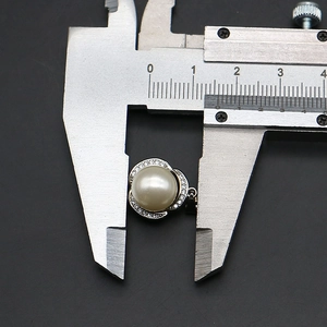 Macro di un ciondolo di perle da 12 mm misurato con un calibro di precisione professionale