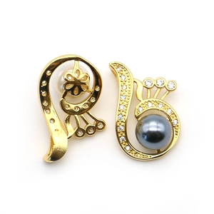 French luxury shell pearl fox tail pendant with micro-set diamonds in gold and silver finish
