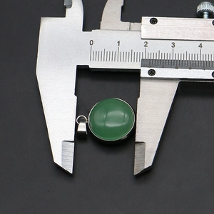 Λήψη macro του μενταγιόν αβεντουρίνης 18mm μετρημένου με παχύμετρο ακριβείας στο χέρι