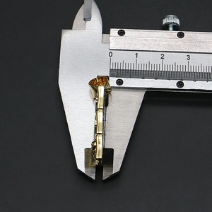 Medición detallada de un colgante de oro en forma de bambú que muestra una altura de 32 mm