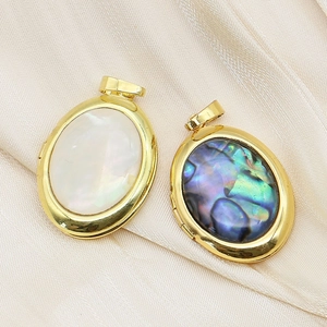 Pendentifs médaillons ovales dorés avec nacre blanche et abalone colorée sur soie