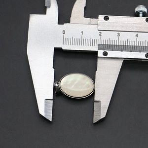 Detail der Messung eines 25mm ovalen Anhängers aus Zinklegierung mit Perlmutt