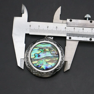 Λήψη macro από μενταγιόν με κέλυφος αμπαλόνε, χάλκινο πλαίσιο και ψηφιακό παχύμετρο