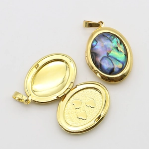 Pendentif médaillon ovale doré avec nacre d'abalone et trois fentes de coeur