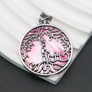 Detail von Lebensbaum-Anhänger mit rosa Perlmutt und Familien-Silhouette in Silber