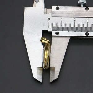 Vue latérale d'un pendentif médaillon ovale de 8mm d'épaisseur mesuré au pied à coulisse