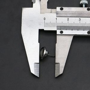 Misurazione dettagliata della base per orecchini da 10mm con un calibro digitale