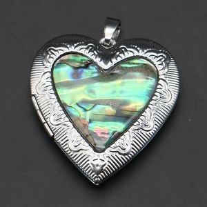 Detailansicht des silbernen Herz-Medaillons mit Abalone-Muschel und Vintage-Gravur