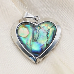 Pendaglio a cuore in argento lucido con intarsio in conchiglia di abalone su seta