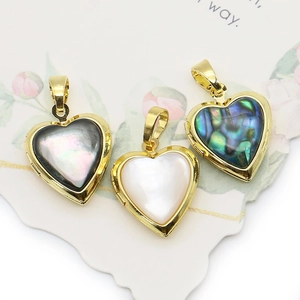 Eleganti ciondoli a cuore in conchiglia con cornice dorata in tre colori iridescenti