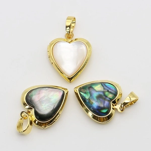 Pendenti a medaglione a forma di cuore dorati con inserti in madreperla e abalone