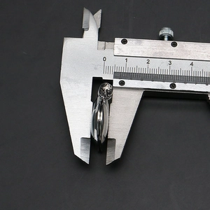 Misurazione dello spessore di 9mm del ciondolo a cuore argento con calibro in acciaio