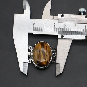 Λεπτομέρεια macro του συνδέσμου Tiger Eye που δείχνει μέτρηση πλάτους 25 mm σε παχύμετρο