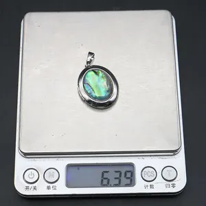 Abalone-Muschel Oval Medaillon Anhänger mit 6,39g Gewicht auf einer Präzisionswaage