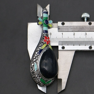 Détail de la broche Pipa vintage montrant la taille de 5,3 cm avec un étrier