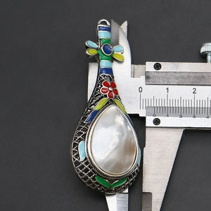 Detailansicht der Pipa-Musikinstrument-Brosche mit Messschieber zur Breitenmessung