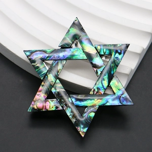 Detail van de vintage hexagram broche met iriserende abalone schelp en parelmoer inlegwerk