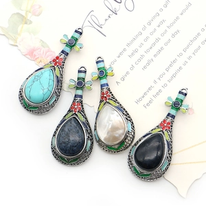 Exotische Vintage-Lautenbrosche mit Emaille und eingelegten Kunststeinen im Ethno-Stil