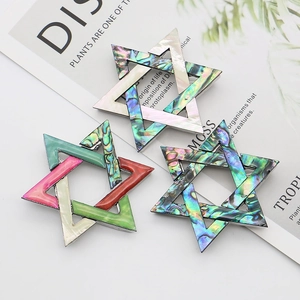 Vintage sterrenbroches met abalone schelp inlays op een stijlvolle tijdschriftachtergrond
