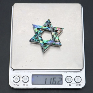 Detalle del broche de hexagrama de abalón en balanza que pesa 11,62 gramos