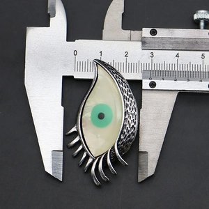 Mesure détaillée d'un pendentif œil en nacre de 3,1 cm avec un pied à coulisse précis