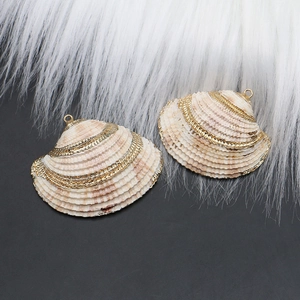 Macro di ciondoli a conchiglia naturale con bordi placcati in oro e anelli metallici
