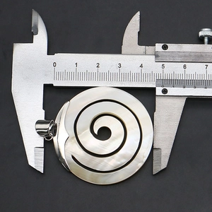Makroaufnahme einer natürlichen Muschelspirale, gemessen mit einem Messschieber 45 mm