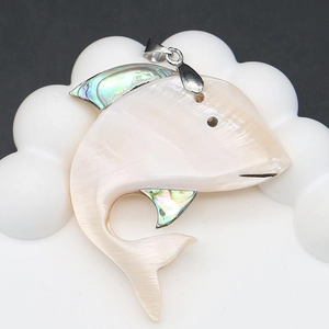 Dettaglio del ciondolo a delfino in madreperla bianca e abalone con gancio in argento
