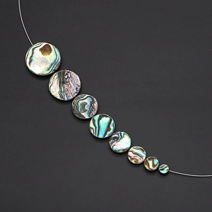 Dettaglio di perle naturali in conchiglia di abalone con riflessi iridescenti per gioielli