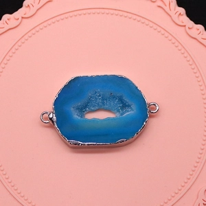 Detailopname van een natuurlijke blauwe agaat-druzy connector met verzilverde randen
