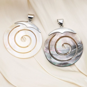 Natürliche runde Muschelanhänger mit Spiralcarving und Silberverschlüssen auf Seide