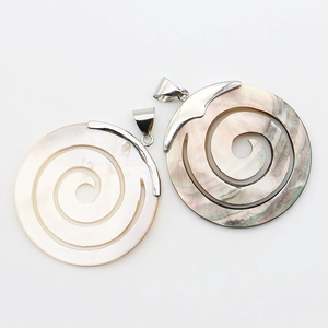 Handgefertigter runder Muschel-Anhänger mit Spiraldesign und silbernen Metall-Elementen