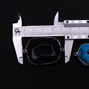 Macrodetail van natuurlijke agaat geode hanger connector met verzilverde metalen randen