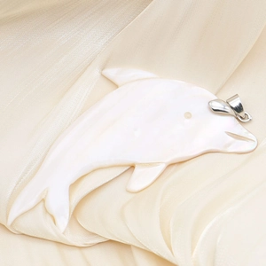Elegante ciondolo a forma di delfino in madreperla bianca su seta con gancio argento