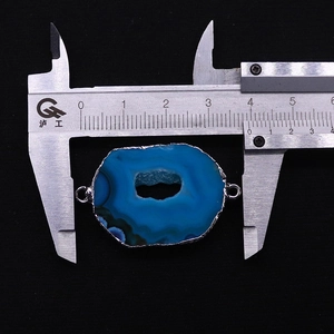 Macro-opname van blauwe agaat connector met zilveren rand en 34mm breedtemeting detail
