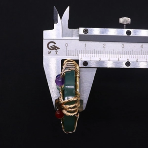 Detail van de 13,5 mm dikte van de handgemaakte edelsteen levensboom hanger sieraad
