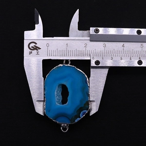 Detailopname van onregelmatige blauwe agaat connector met verzilvering en 28 mm breedte