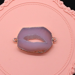 Dettaglio del connettore in agata naturale lavanda con bordi placcati in oro rosa per DIY