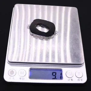 Dettaglio del connettore in agata nera irregolare con placcatura argento dal peso di 9,1 g