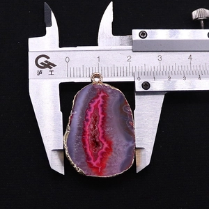 Detailmeting van paarse agaat druzy hanger met goud plating met behulp van schuifmaat