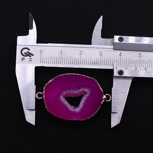 Detail van een 40 mm magenta agaat connector met vergulde randen voor DIY sieraden maken