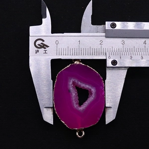 Detail van roze agaat druzy-connector met gouden rand en 2,6 cm breedte meting