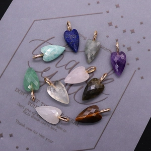Facettierte Herz-Edelsteinanhänger wie Lapislazuli und Tigerauge mit Goldverschlüssen