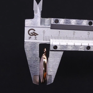 Macro-opname van rhodochrosiet hanger met een dikte van 9mm en gouden omlijsting