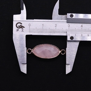 Gefacetteerde ovale roze kwarts connector met roségouden rand en schuifmaat meting